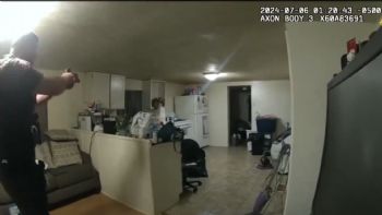 Policía mata a tiros en su casa a una mujer que había llamado a emergencias (Video)