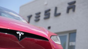 Ganancias netas de Tesla caen 45% por desplome de ventas pese a menores precios
