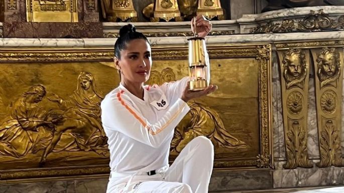 “Represento a todos”: así portó Salma Hayek la antorcha olímpica en el Palacio de Versalles