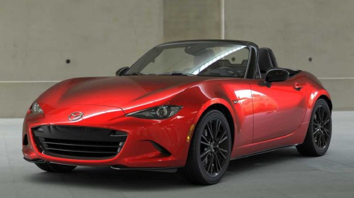 Joven se vuelve viral por pedir a Mazda respetar precio de 520 pesos de un MX-5 2024