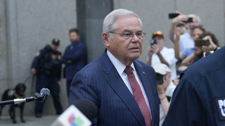 El senador Bob Menendez, condenado por sobornos, dejará su cargo