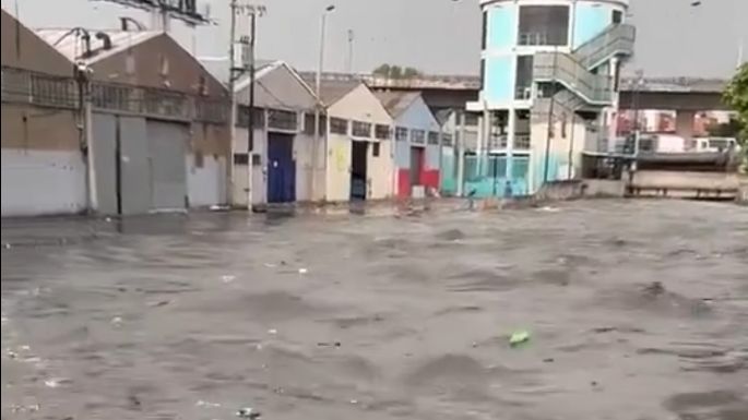 Río de los Remedios se desborda tras intensas lluvias en Naucalpan