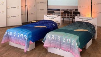 La caonista Sofía Reinoso muestra las camas de cartón de la Villa Olímpica