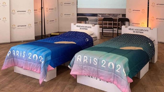 La canoista Sofía Reinoso muestra las camas de cartón de la Villa Olímpica