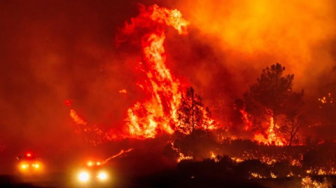 Crece gran incendio en California mientras el fuego arrasa gran parte del oeste de EU