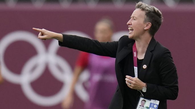 FIFA suspende un año a la entrenadora de Canadá femenil por espionaje en los Juegos Olímpicos