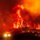 Crece gran incendio en California mientras el fuego arrasa gran parte del oeste de EU