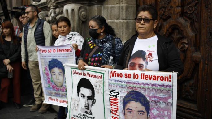 Caso Ayotzinapa: Padres de los 43 de reciben 85 nuevos documentos del Ejército