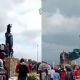 Manifestantes derriban varias estatuas de Hugo Chávez en Venezuela