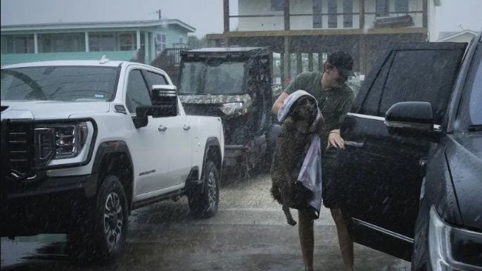 Beryl toca tierra en Texas y deja sin luz a más de un millón de clientes