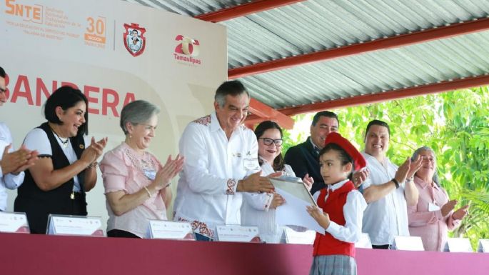 Apadrinan Américo y María a estudiantes de Xicoténcatl; presupuesto sin límites para becas