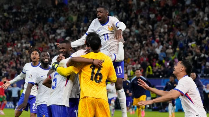 Futbolistas franceses celebran resultados de las elecciones