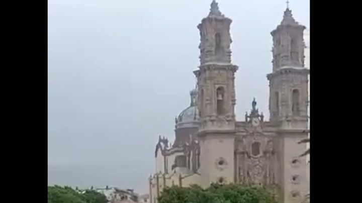 Rayo cae en torre de la iglesia de Santa Prisca en Taxco