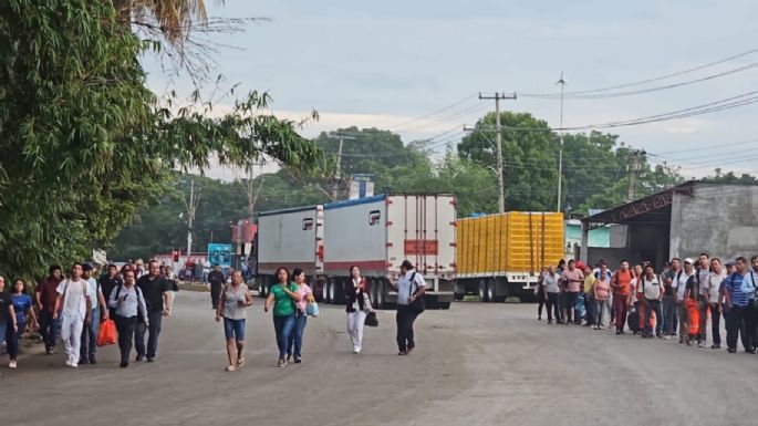 Bloquean la carretera Nacajuca-Villahermosa para exigir el cierre de empresa que contamina un arroyo