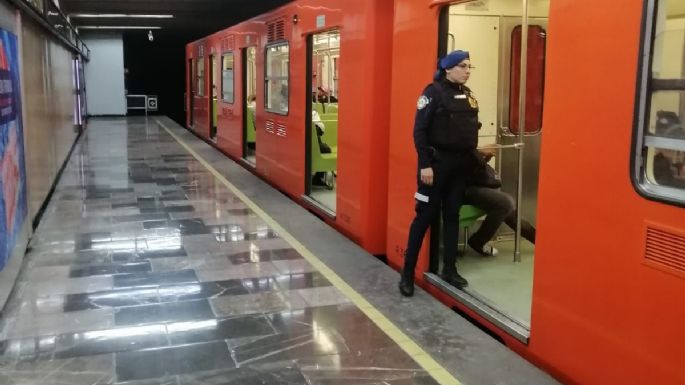 Suspenden a “oficial” de la SSC por realizar actos sexuales en un video dentro del Metro