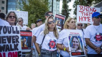 Familiares de los rehenes secuestrados por Hamás bloquean la principal autopista de Tel Aviv