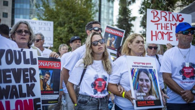 Familiares de los rehenes secuestrados por Hamás bloquean la principal autopista de Tel Aviv