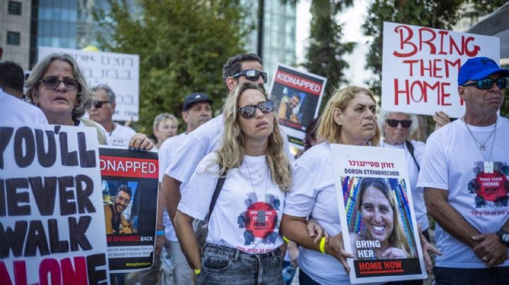 Familiares de los rehenes secuestrados por Hamás bloquean la principal autopista de Tel Aviv