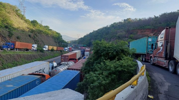 Cientos de transportistas quedan varados en acceso a Puerto de Manzanillo, uno sufrió un infarto y murió