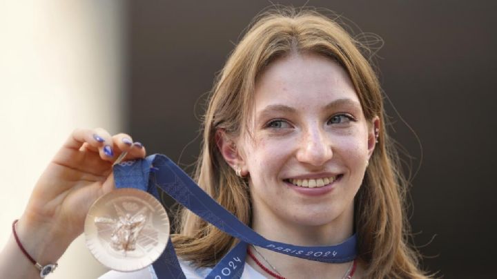 Ana Barbosu recibe la medalla de bronce que le quitaron a la gimnasta Jordan Chiles