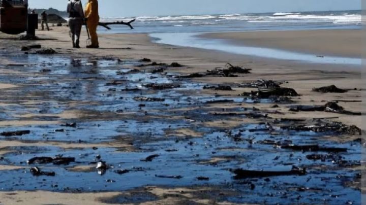 Cierran Playa del Sol cercana a la refinería Olmeca de Dos Bocas; hay residuos de chapopote