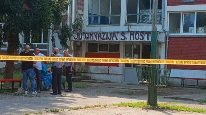 Empleado irrumpe en escuela de Bosnia y mata a tres profesores e intenta suicidarse