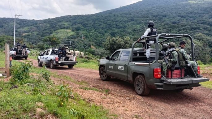 Queman vehículos por la desaparición de siete policías comunales en Michoacán (Video)