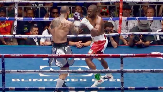 Abuchean a Floyd Mayweather Jr. y a John Gotti III por su pelea de exhibición en México (Video)