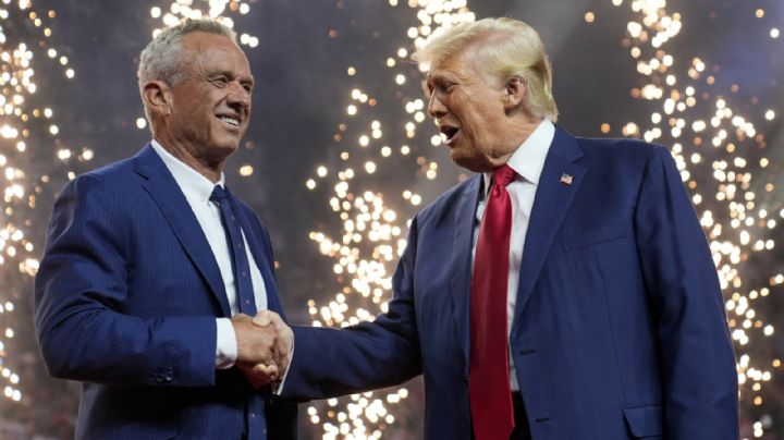 Robert F. Kennedy Jr. suspende su campaña independiente a la presidencia y respalda a Donald Trump