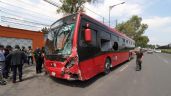 Metrobús embiste 11 autos y una moto al quedar aparentemente sin frenos; hay 4 heridos