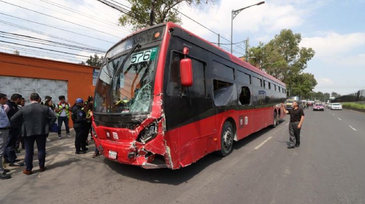 Metrobús embiste 11 autos y una moto al quedar aparentemente sin frenos; hay 4 heridos