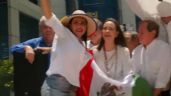 Sandra Cuevas reaparece en Venezuela; entrega bandera mexicana a María Corina Machado (Video)