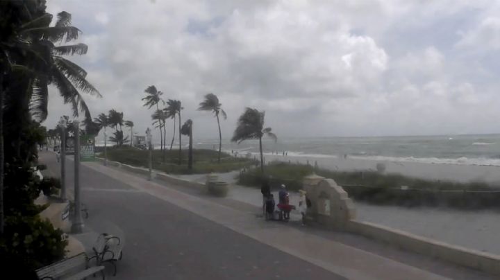 Emiten alertas de huracán por Debby; temen inundaciones devastadoras