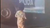 Se viraliza video de un bebé que deambula solo en carretera de Puebla durante la madrugada (Video)