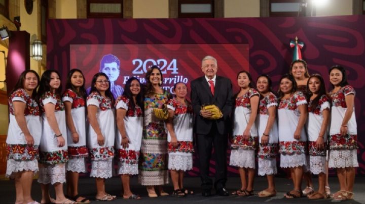 AMLO reconoce a las Diablillas de Hondzonot, equipo de softbol en Quintana Roo