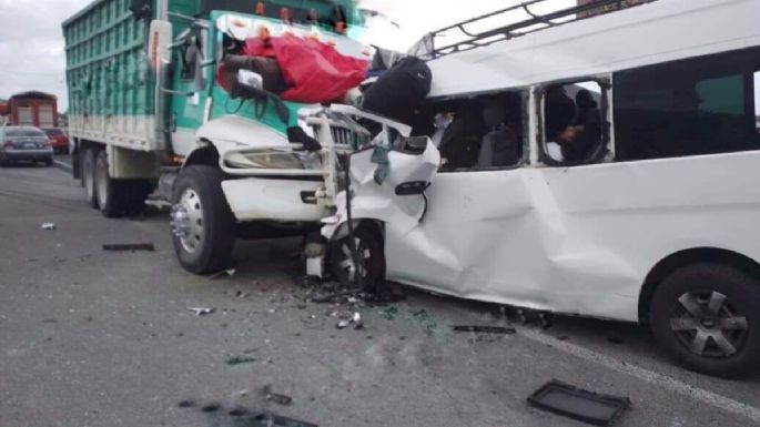 Chocan de frente una combi y un torton en Puebla; mueren nueve personas