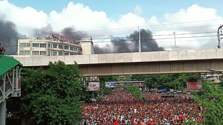 Ascienden a más de 300 los muertos por las protestas en Bangladesh