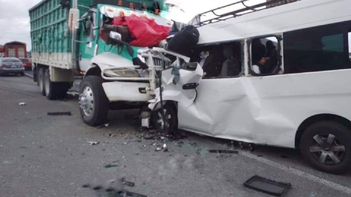 Chocan de frente una combi y un torton en Puebla; mueren nueve personas