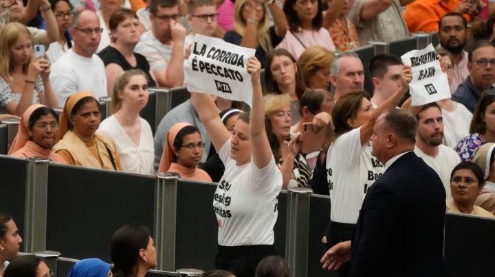 Manifestantes de PETA interrumpen audiencia papal y le exigen que condene la tauromaquia