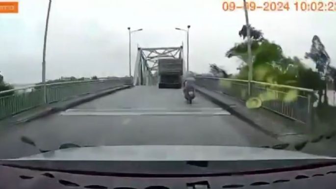 Captan colapso de puente vehicular y caída de un camión (Video)