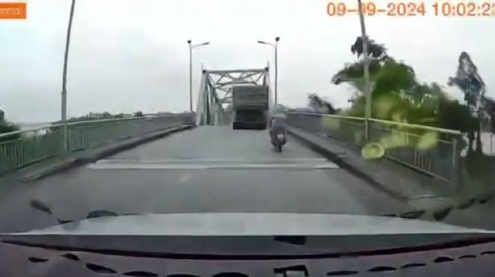 Captan colapso de puente vehicular y caída de un camión (Video)