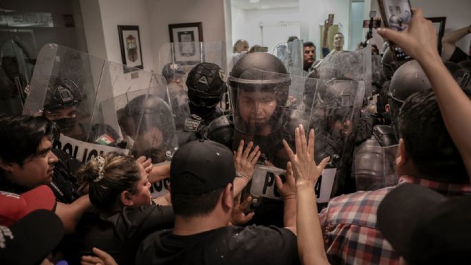 Entre golpes y agresiones de policías, el Congreso de BC aprueba la reforma judicial