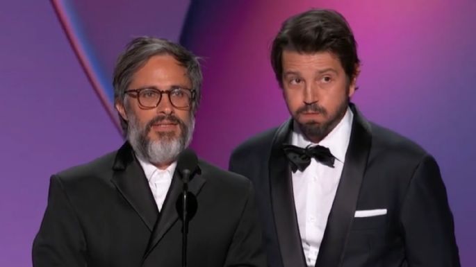 Gael García Bernal y Diego Luna sorprenden en los premios Emmy; presentan premio en español (Video)