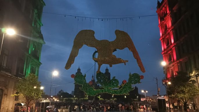 Lluvia provoca corto circuito en alumbrado patrio del Zócalo, incluida águila tridimensional