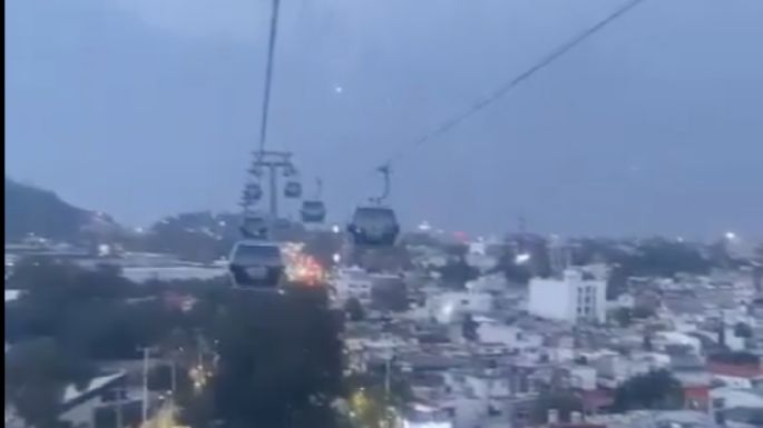 Cablebús se queda suspendido 40 minutos por las lluvias (Video)