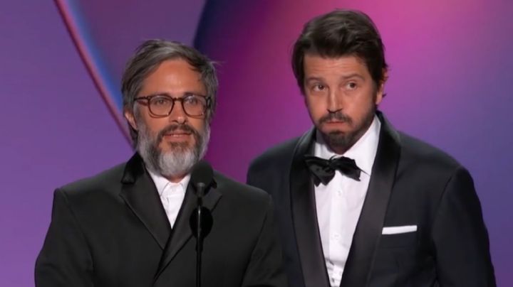 Gael García Bernal y Diego Luna sorprenden en los premios Emmy; presentan premio en español (Video)