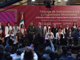 AMLO entrega estímulos económicos a deportistas que participaron en París 2024