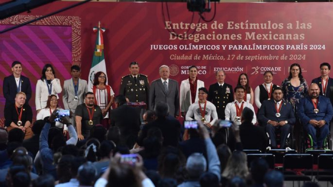 AMLO entrega estímulos económicos a deportistas que participaron en París 2024