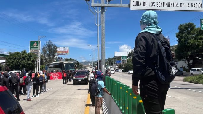 Normalistas de Ayotzinapa toman autobuses en la autopista del Sol; alegan que AMLO no cumplió promesa