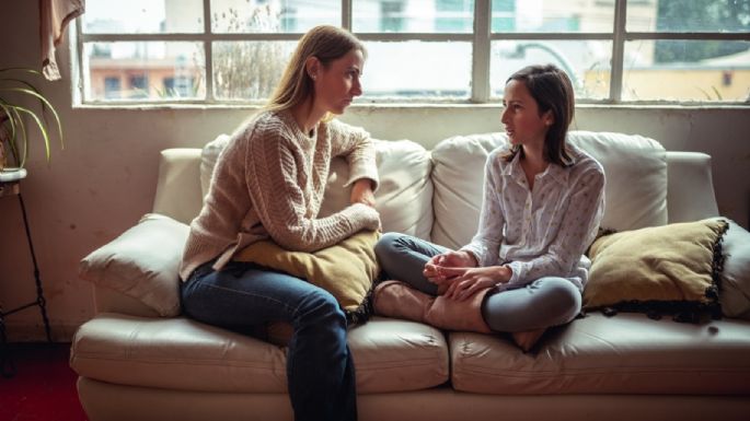 Madres que se "entrometen" en las amistades de sus hijos empeoran el mal comportamiento, según estudio